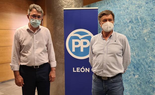 Juan Martínez Majo, presidente del PP de León; y Francisco Vázquez, secretario regional del PP en Castilla y León.