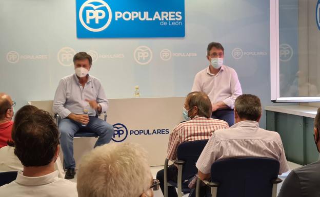 Reunión interna del Partido Popular en León.