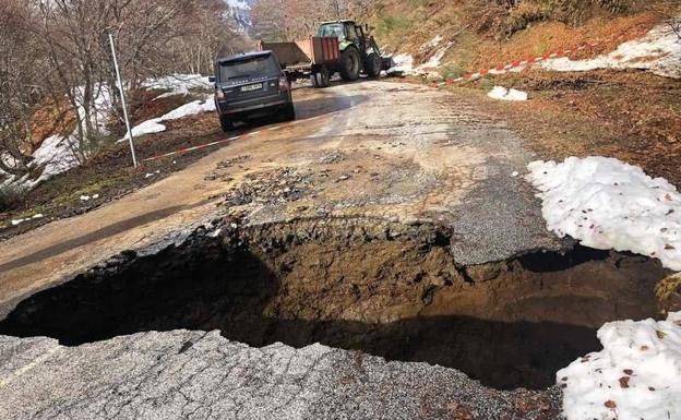 Gran socavón que interrumpió el tráfico en invierno.