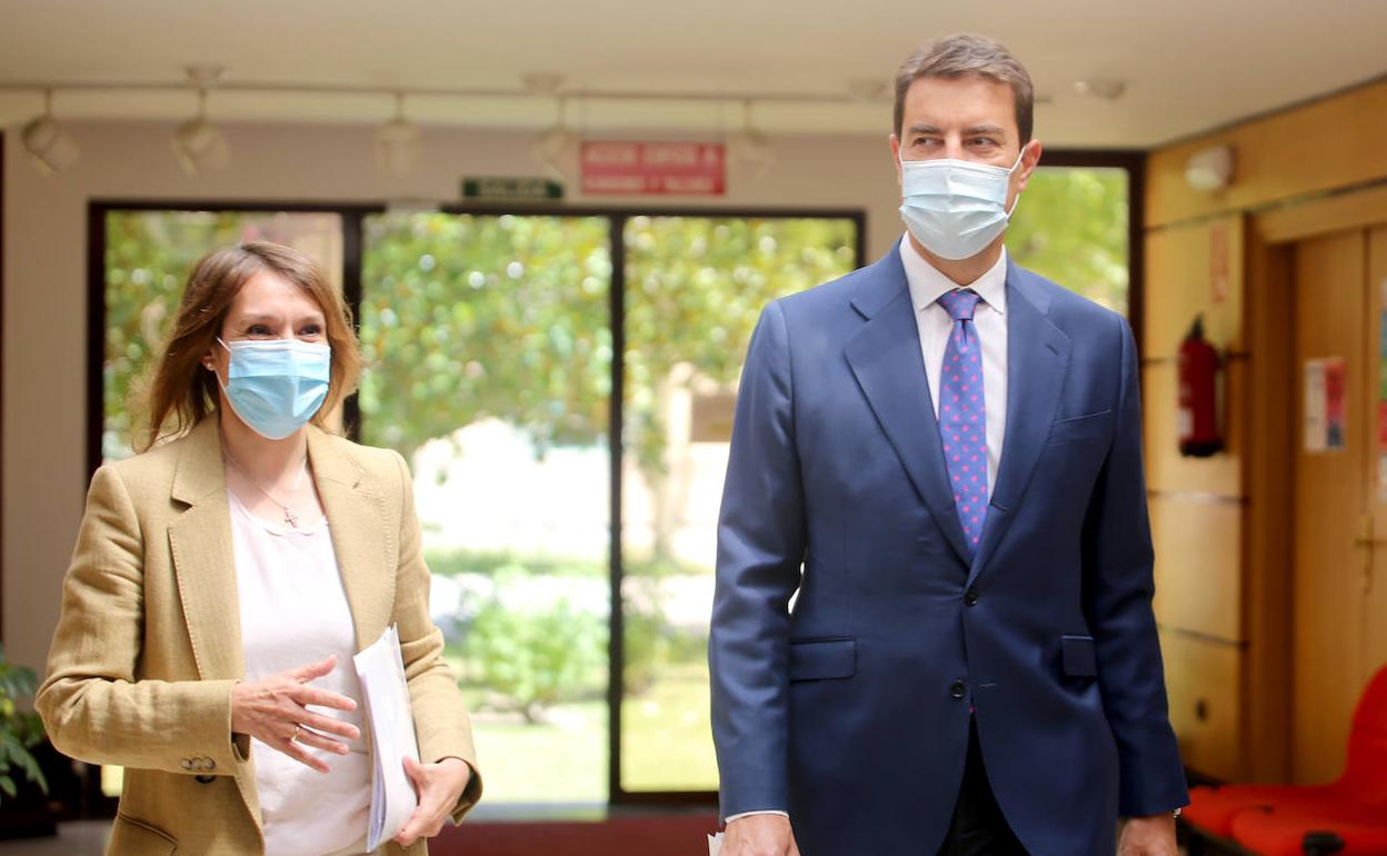 La consejera de Educación, Rocío Lucas, y el consejero de Presidencia, Ángel Ibáñez, instantes antes de la rueda de prensa posterior al Consejo de Gobierno de este jueves.