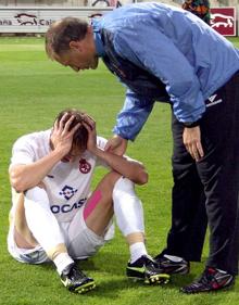 Imagen secundaria 2 - Distintas imágenes de tristeza de los jugadores de la Cultural y su entrenador, Álvaro Cervera, tras caer ante el Sabadell.