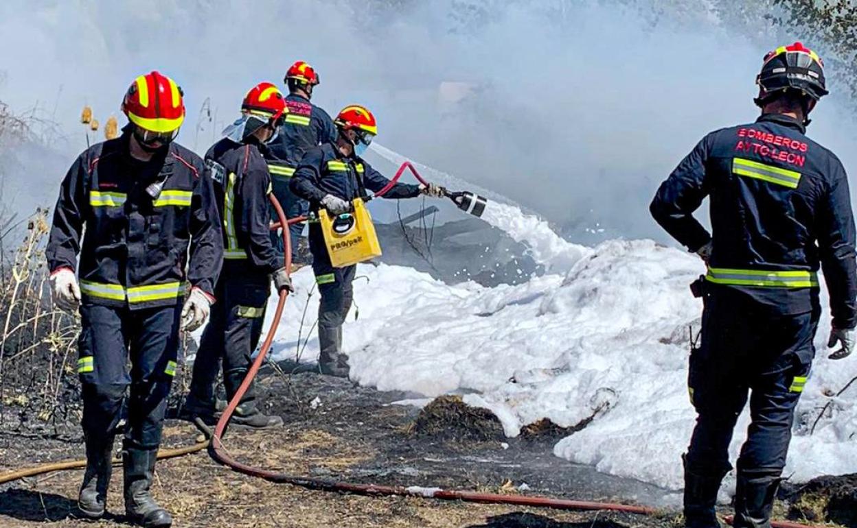 Bomberos de León actúan con espuma en la zona del incendio. 