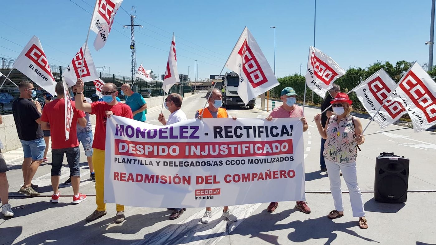 CCOO se concentra ante Mondelez y la empresa remarca que cumple con la «libertad sindical».