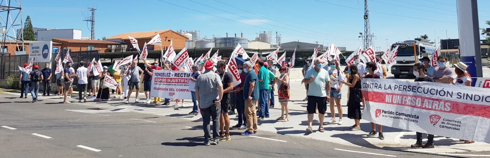 CCOO se concentra ante Mondelez y la empresa remarca que cumple con la «libertad sindical».