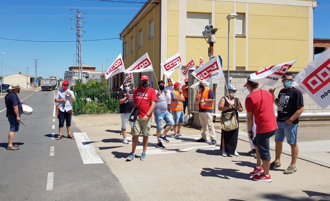 CCOO se concentra ante Mondelez y la empresa remarca que cumple con la «libertad sindical».