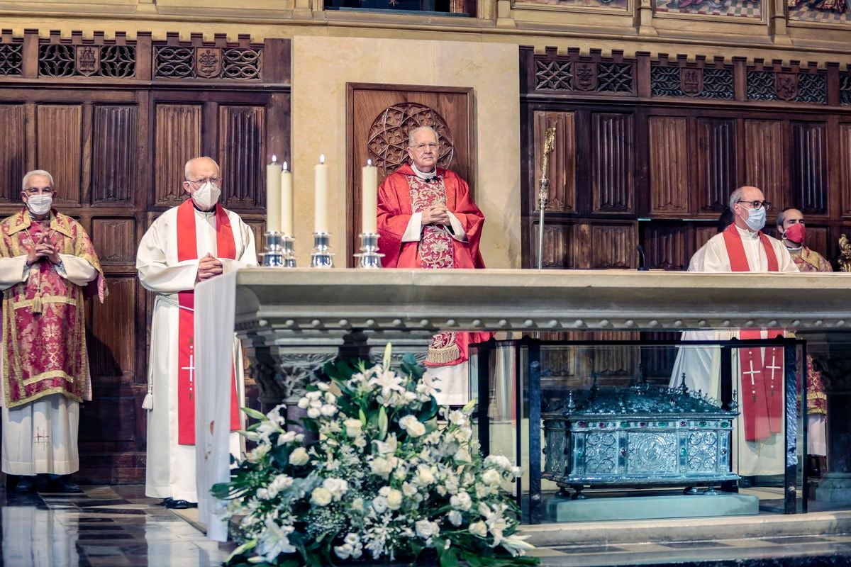 El obispo de León, Julián López, preside la misa por las víctimas del coronavirus en León con la presencia de familiares de los fallecidos.