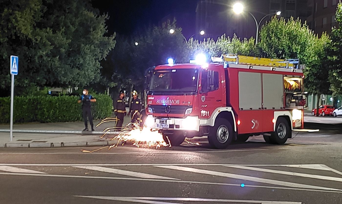 Efectivos de la Policía Local de León han identificado en la madrugada de este sábado a un conductor después de que éste estrellara su vehículo en una rotonda en Eras de Renueva.