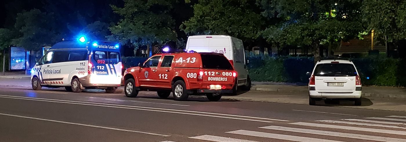 Efectivos de la Policía Local de León han identificado en la madrugada de este sábado a un conductor después de que éste estrellara su vehículo en una rotonda en Eras de Renueva.