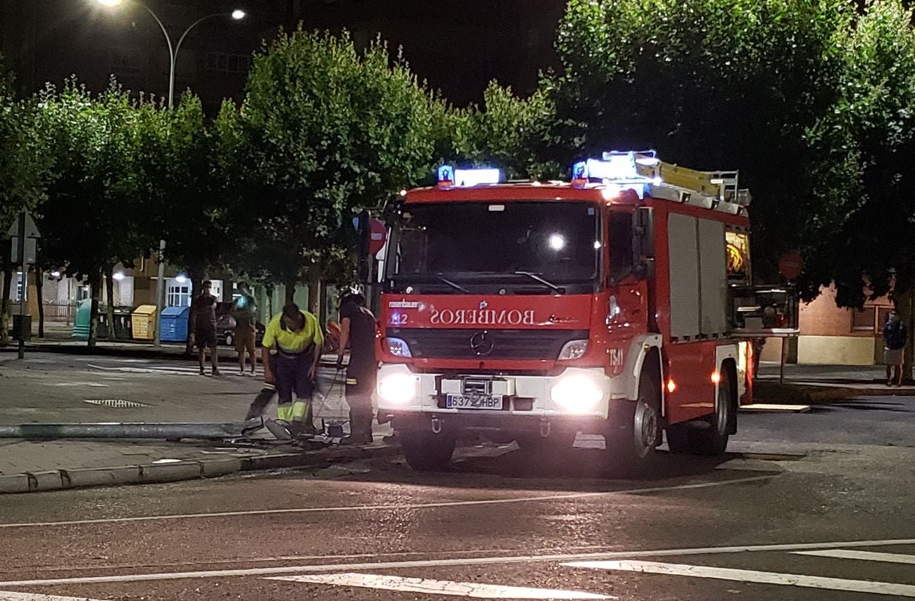 Efectivos de la Policía Local de León han identificado en la madrugada de este sábado a un conductor después de que éste estrellara su vehículo en una rotonda en Eras de Renueva.