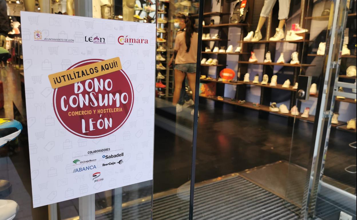 Escaparate de un comercio de León adherido a la iniciativa de bonos al consumo.