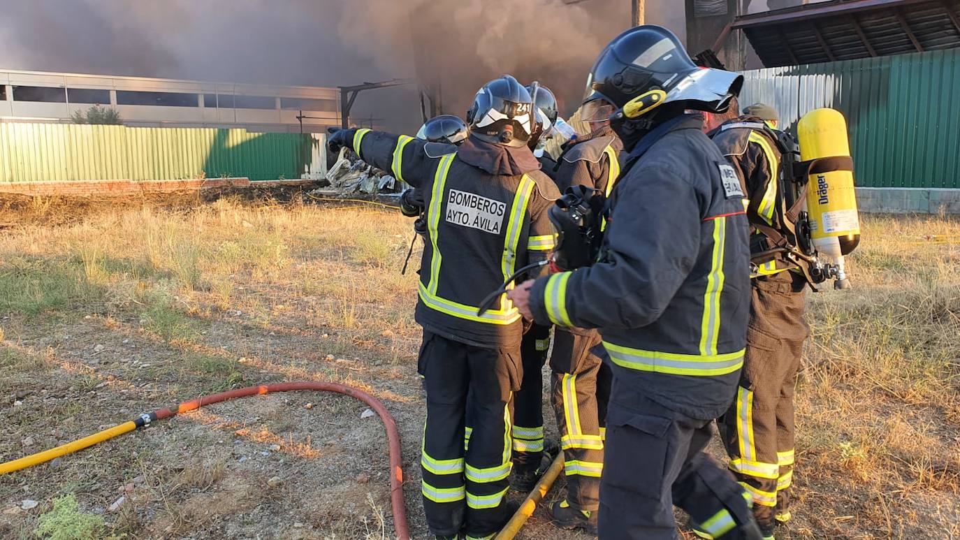 Fotos: Incendio en una fábrica de pinturas situada en el polígono industrial de San Pedro del Arroyo (Ávila)