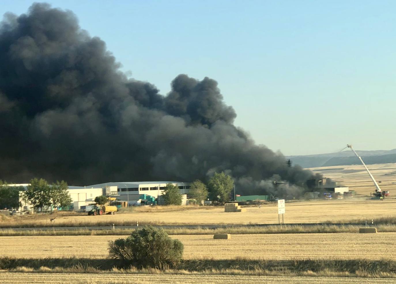 Fotos: Incendio en una fábrica de pinturas situada en el polígono industrial de San Pedro del Arroyo (Ávila)