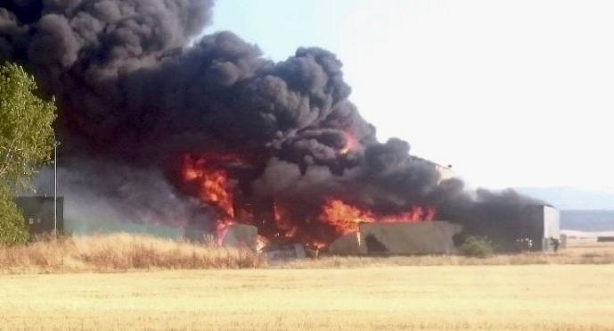 Fotos: Incendio en una fábrica de pinturas situada en el polígono industrial de San Pedro del Arroyo (Ávila)