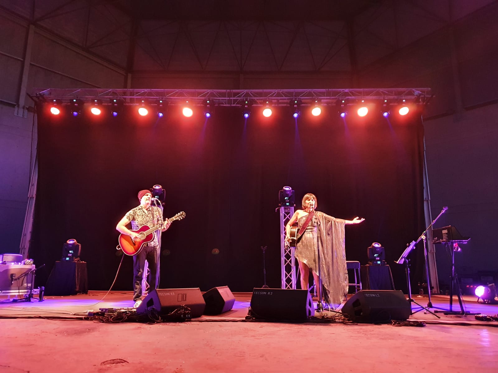 El dúo formado por Juan Aguirre y Eva Amaral han ofrecido un concierto en Ponferrada donde lograron acercarse al público a pesar del distanciamiento social