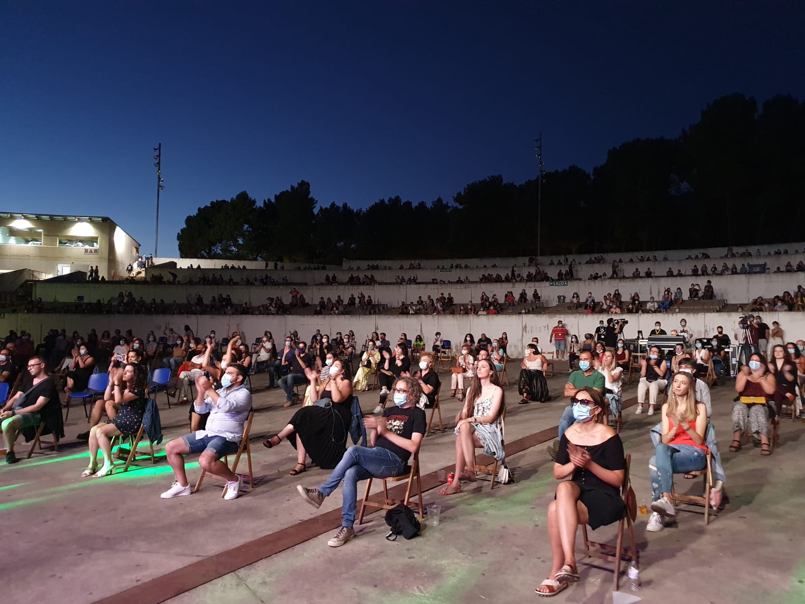 El dúo formado por Juan Aguirre y Eva Amaral han ofrecido un concierto en Ponferrada donde lograron acercarse al público a pesar del distanciamiento social