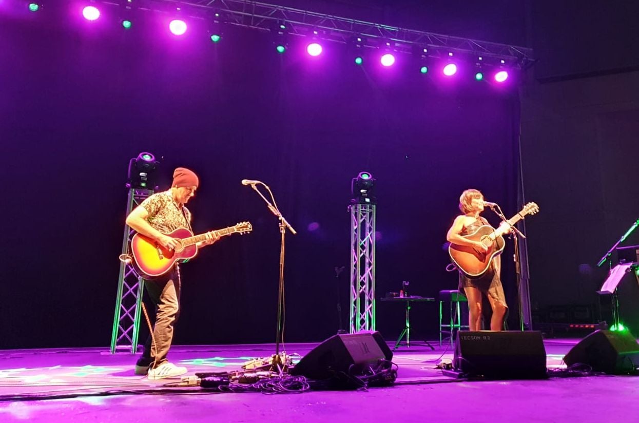 El dúo formado por Juan Aguirre y Eva Amaral han ofrecido un concierto en Ponferrada donde lograron acercarse al público a pesar del distanciamiento social