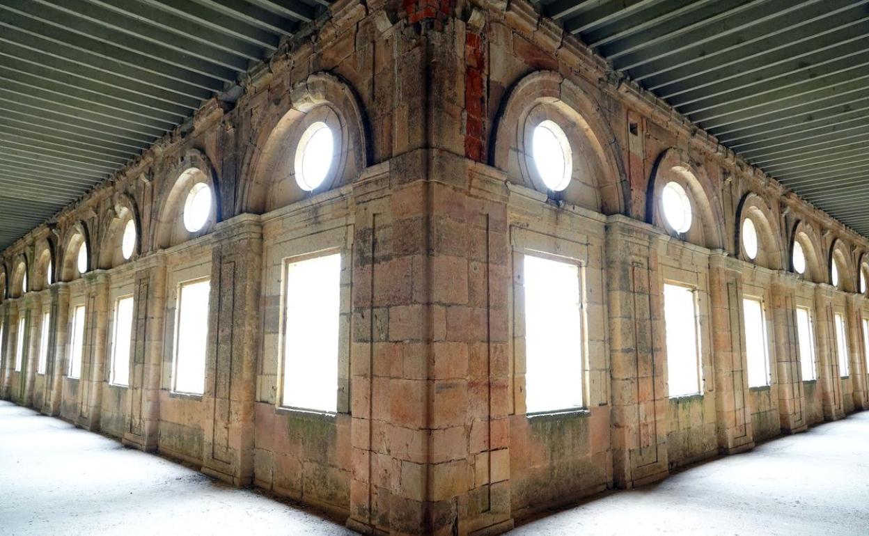 Interior del claustro del Monasterio de Santa María de Sandoval en Mansilla Mayor.