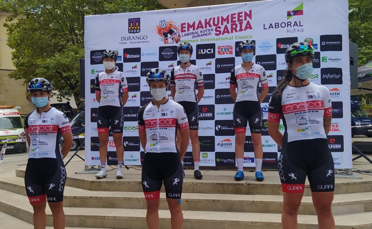 Las ciclistas del Eneicat RBH Global participantes en la Durango-Durango.