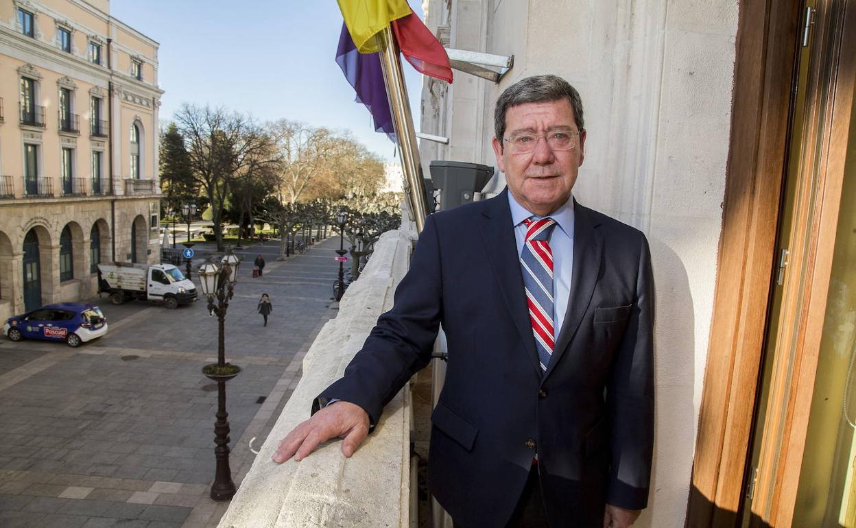 César Rico, en el balcón central de la sede de la Diputación de Burgos