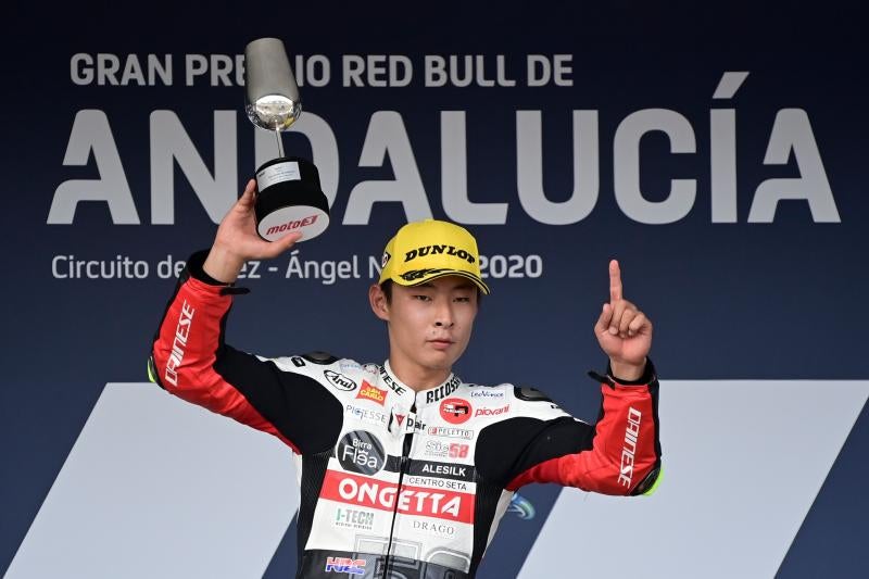 Suzuki gana y caída del líder Arenas en Moto3