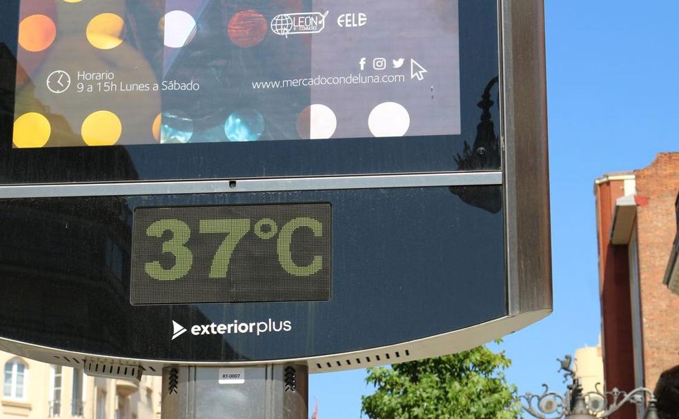 Un termómetro urbano marca 37º este miércoles en León capital. 