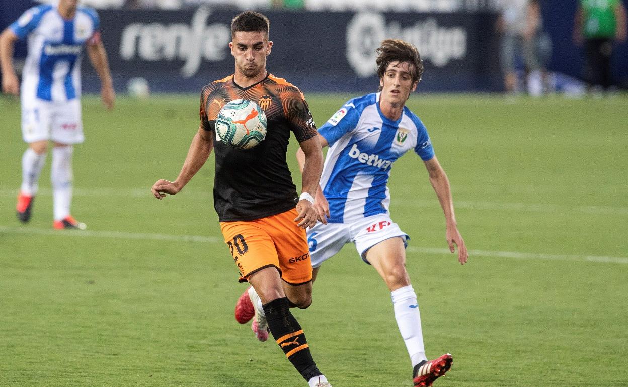 Ferran Torres (i), durante un partido con el Valencia.