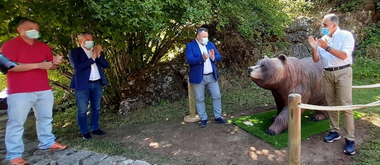 RMD dona a la Diputación de León un oso pardo a tamaño real fabricado con 179 neumáticos reciclados y con un peso de 804 kilos. Mide 2,20 metros de largo y 1,20 de ancho.