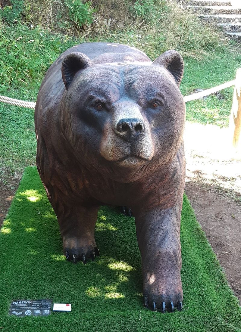 RMD dona a la Diputación de León un oso pardo a tamaño real fabricado con 179 neumáticos reciclados y con un peso de 804 kilos. Mide 2,20 metros de largo y 1,20 de ancho.