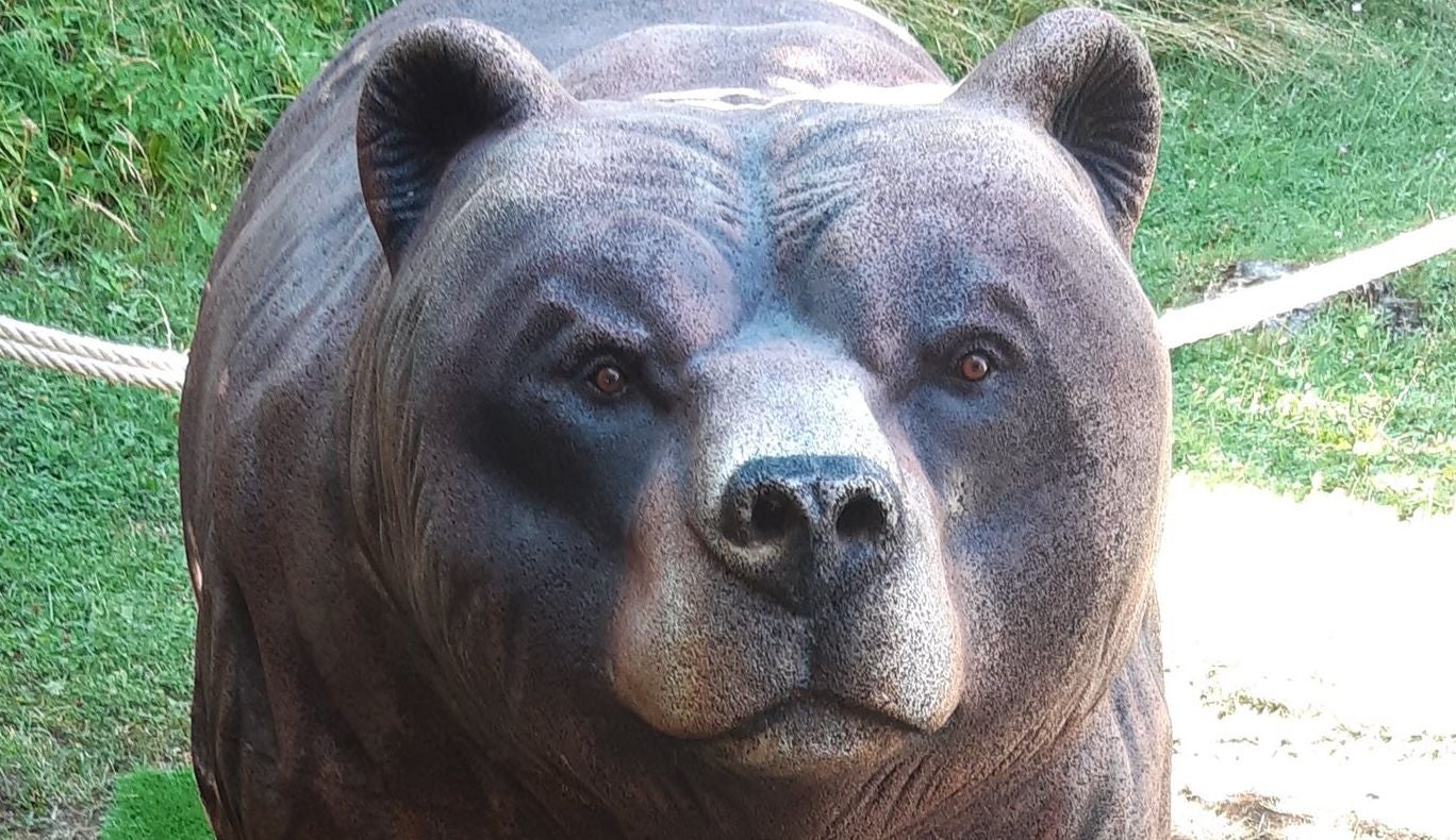 RMD dona a la Diputación de León un oso pardo a tamaño real fabricado con 179 neumáticos reciclados y con un peso de 804 kilos. Mide 2,20 metros de largo y 1,20 de ancho.