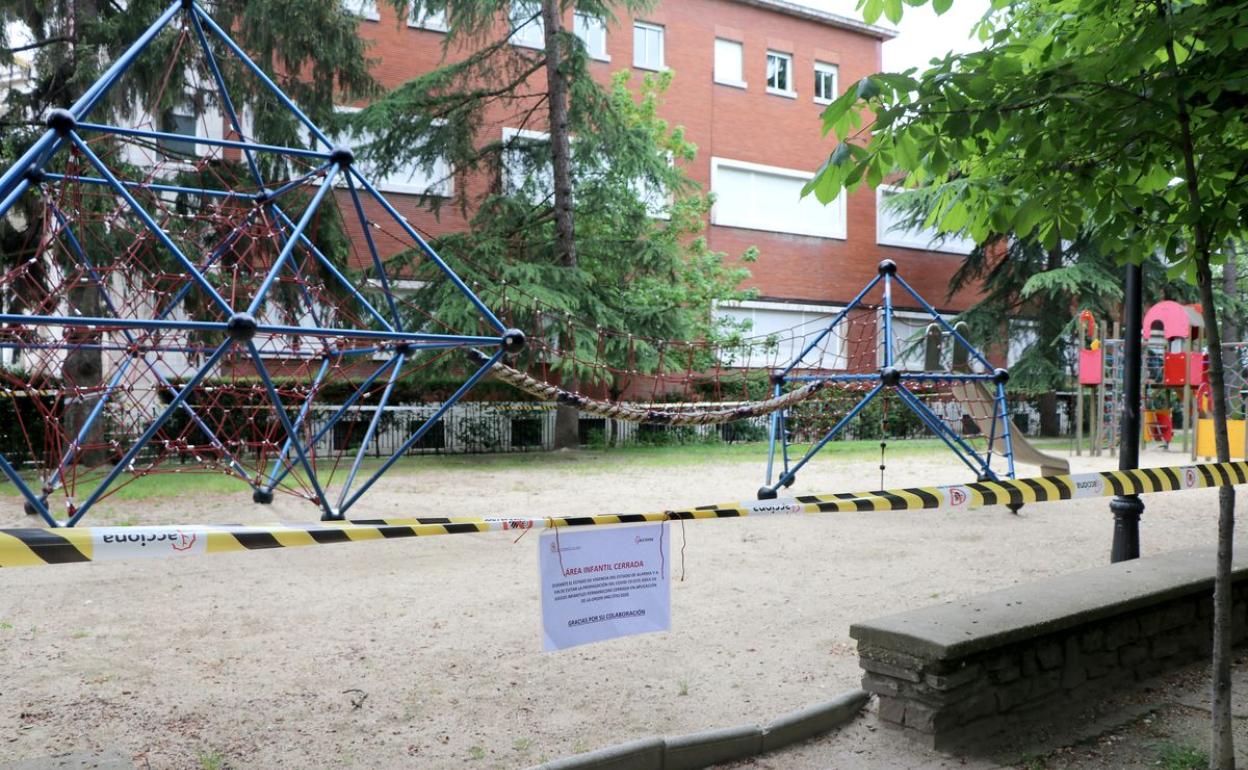 Uno de los parques de la capital cerrado a los niños. 