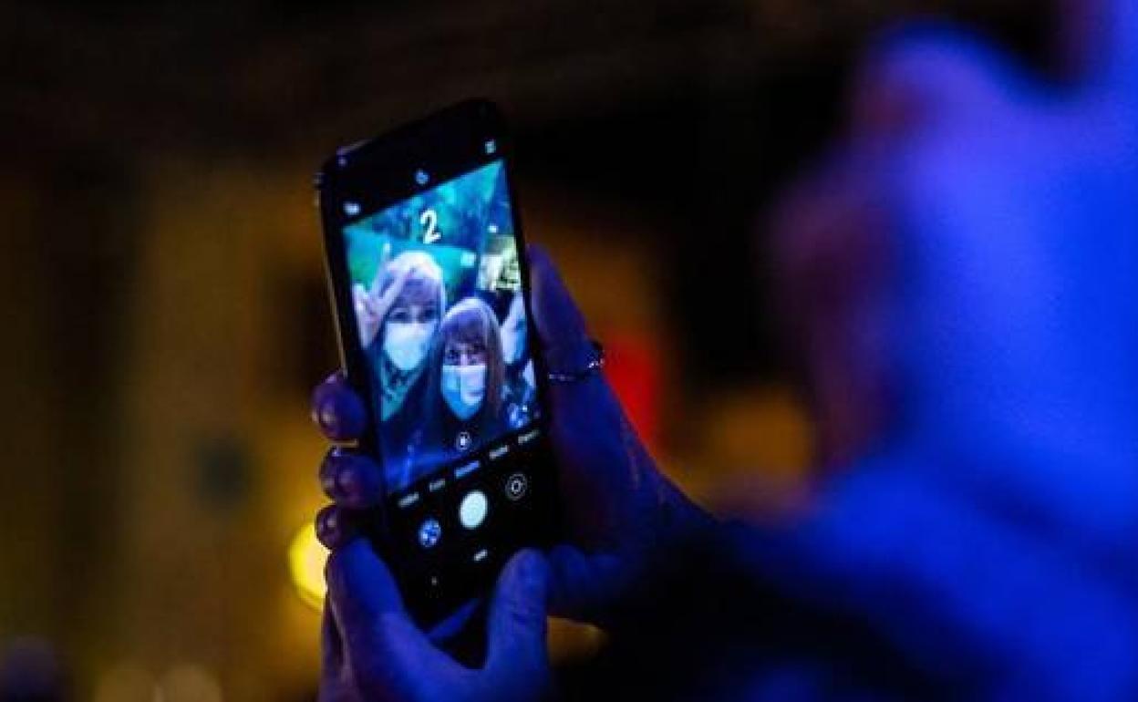 Dos jóvenes se hacen una foto en un local de ocio nocturno. 