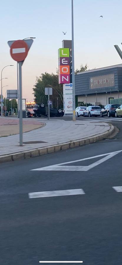 Dos jóvenes tienen que ser atendidos tras volcar su turismo. 