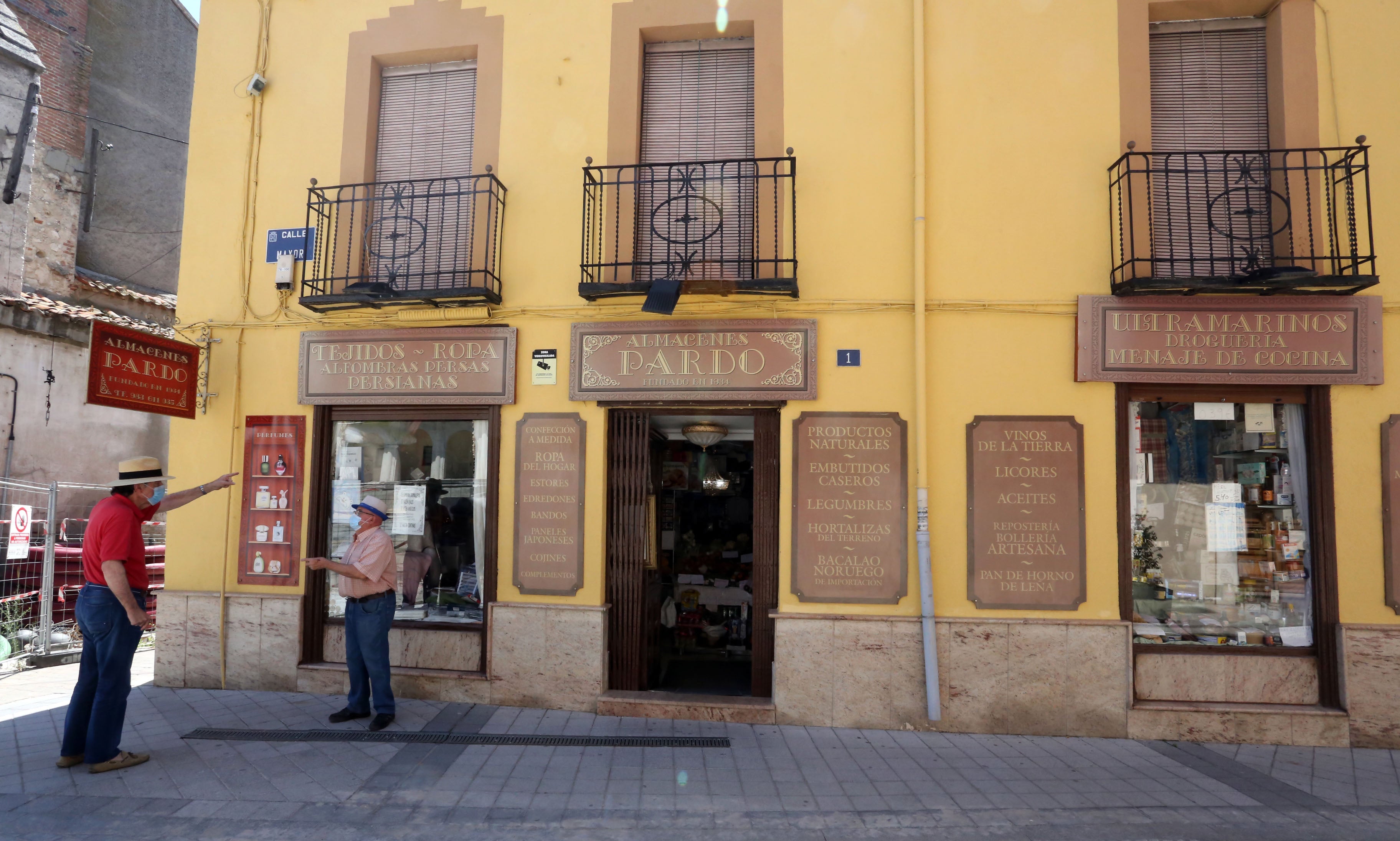 Dos hombres conversan en una calle de la localidad vallisoletana de Íscar