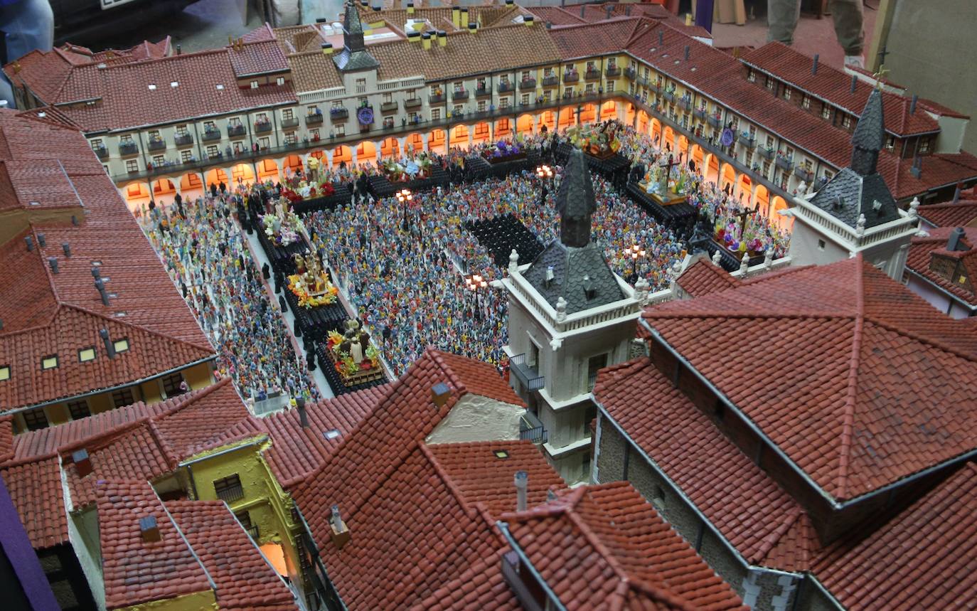 El leonés Luis García, maquinista y maquetista, trabaja en una gran maqueta de la Catedral de León y el entorno de Plaza de Regla | Un trabajo minucioso, cuidado y sorprendente que pretende unir a otra realizada hace diez años de la celebración del acto del Encuentro de la Semana Santa leonesa