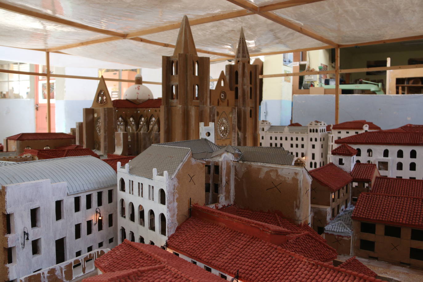 El leonés Luis García, maquinista y maquetista, trabaja en una gran maqueta de la Catedral de León y el entorno de Plaza de Regla | Un trabajo minucioso, cuidado y sorprendente que pretende unir a otra realizada hace diez años de la celebración del acto del Encuentro de la Semana Santa leonesa