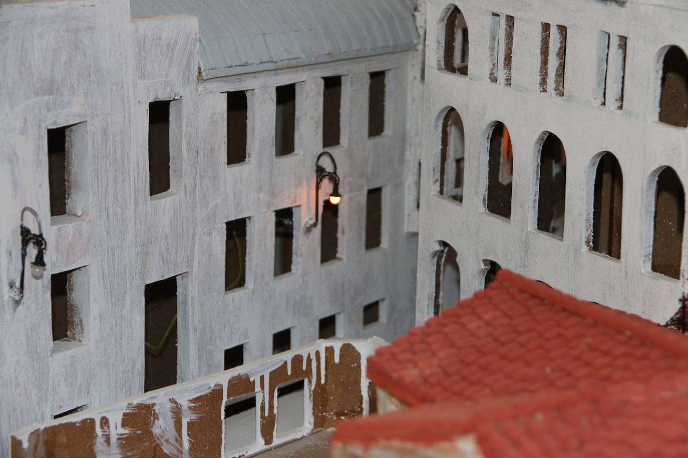 El leonés Luis García, maquinista y maquetista, trabaja en una gran maqueta de la Catedral de León y el entorno de Plaza de Regla | Un trabajo minucioso, cuidado y sorprendente que pretende unir a otra realizada hace diez años de la celebración del acto del Encuentro de la Semana Santa leonesa