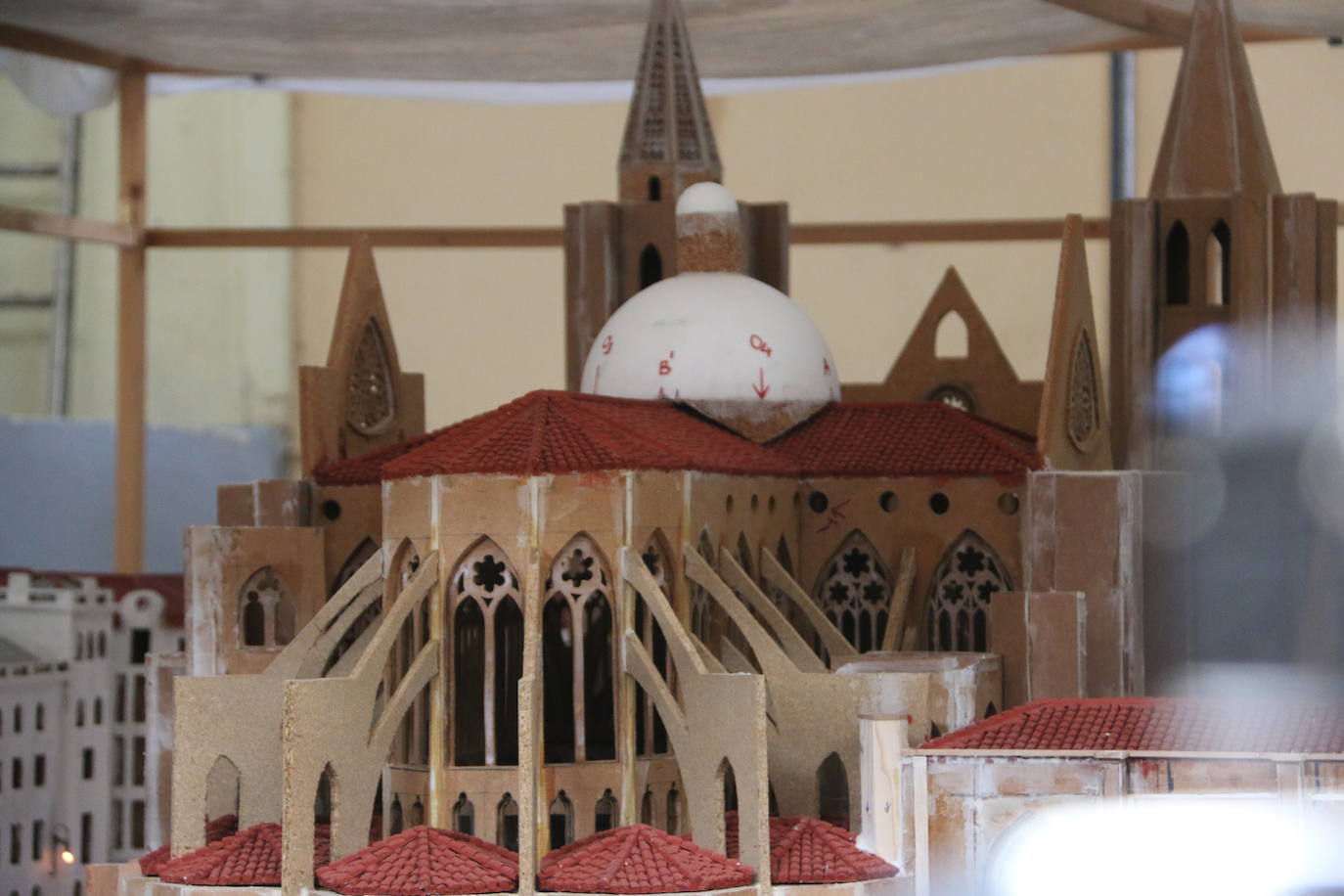 El leonés Luis García, maquinista y maquetista, trabaja en una gran maqueta de la Catedral de León y el entorno de Plaza de Regla | Un trabajo minucioso, cuidado y sorprendente que pretende unir a otra realizada hace diez años de la celebración del acto del Encuentro de la Semana Santa leonesa