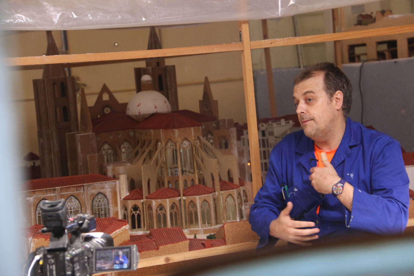 El leonés Luis García, maquinista y maquetista, trabaja en una gran maqueta de la Catedral de León y el entorno de Plaza de Regla | Un trabajo minucioso, cuidado y sorprendente que pretende unir a otra realizada hace diez años de la celebración del acto del Encuentro de la Semana Santa leonesa