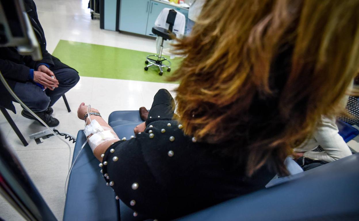 Una paciente, durante una sesión de quimioterapia, en un hospital de Vizcaya. 