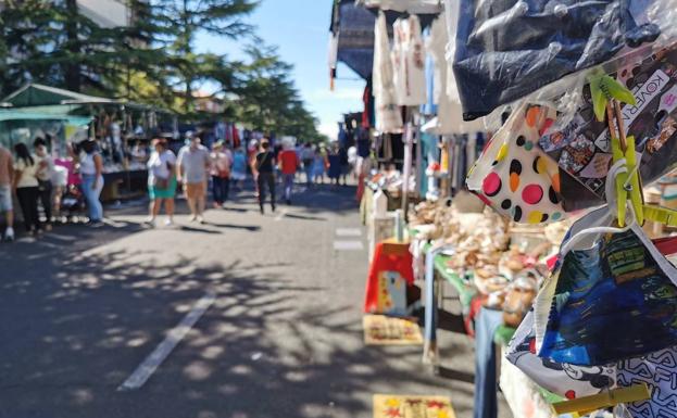 Galería. Las mascarillas ahora son frecuentes en los puestos.