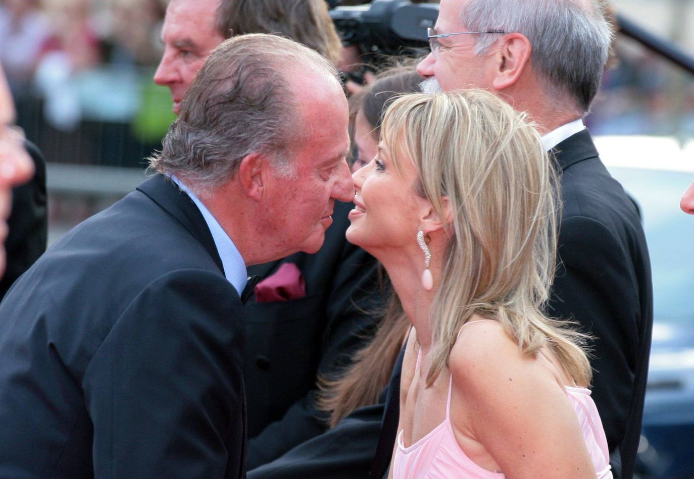 Corinna, la mujer que irrumpió en el retiro de Juan Carlos para destapar sus posibles casos de corrupción cuando era monarca. Felipe VI en marzo de 2020 renunció a su herencia como hijo de Juan Carlos ante los escándalos por presuntas comisiones cobradas por el exrey. La imagen fue captada en 2006.