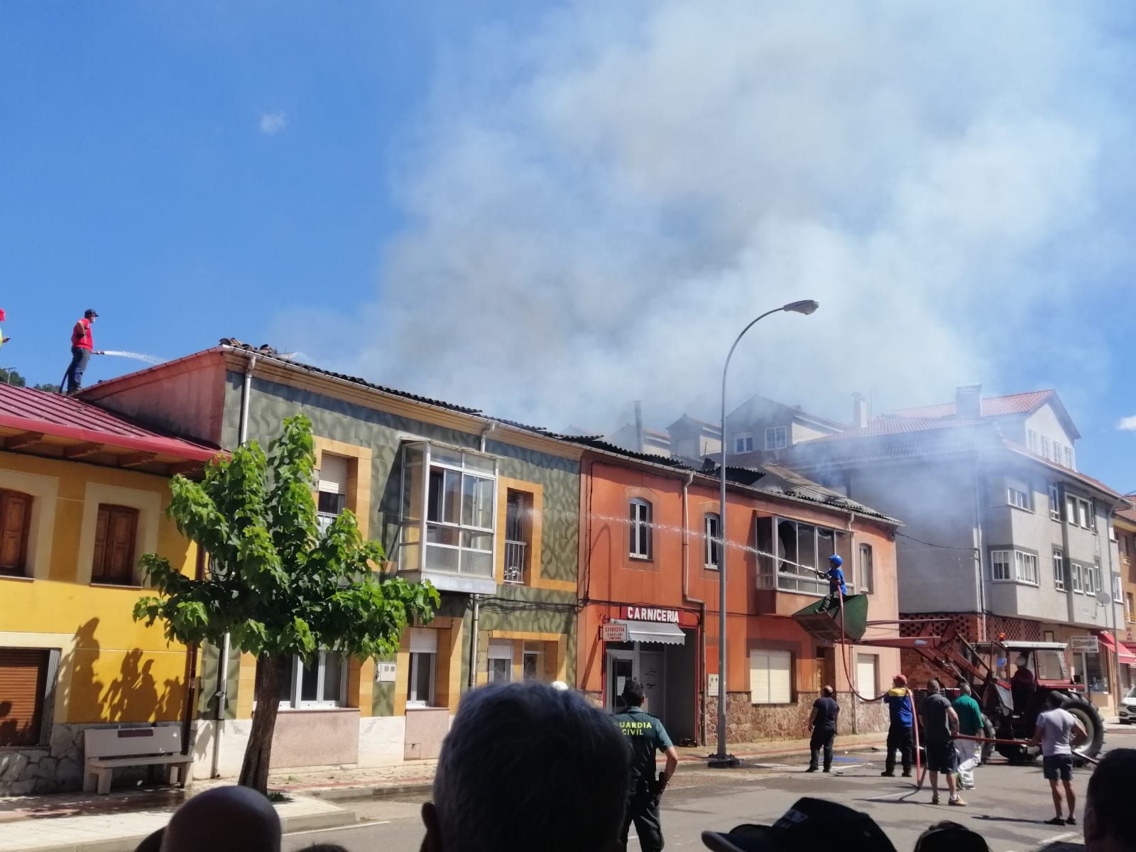 El fuego se originó en la parte superior de una de ellas y se ha extendido a dos casas más | Hasta la localidad se han desplazado Bomberos de León y Bomberos de Guardo