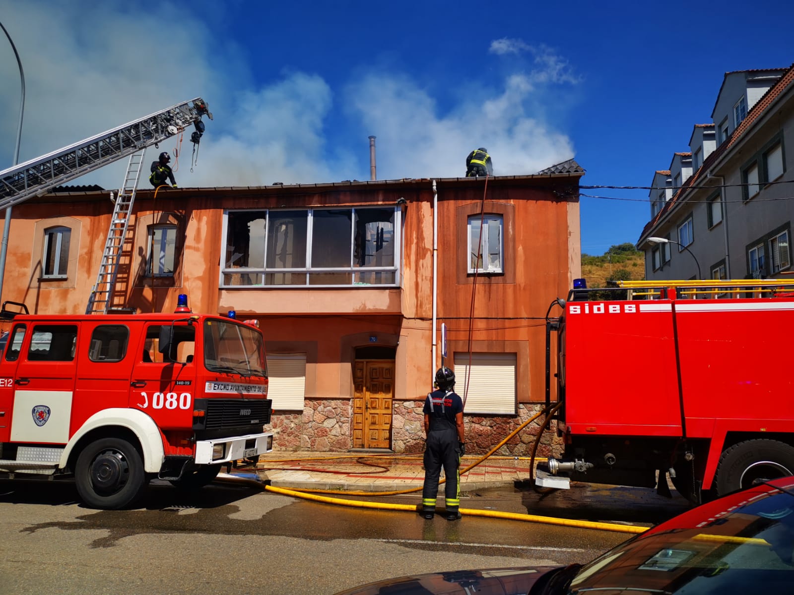 El fuego se originó en la parte superior de una de ellas y se ha extendido a dos casas más | Hasta la localidad se han desplazado Bomberos de León y Bomberos de Guardo