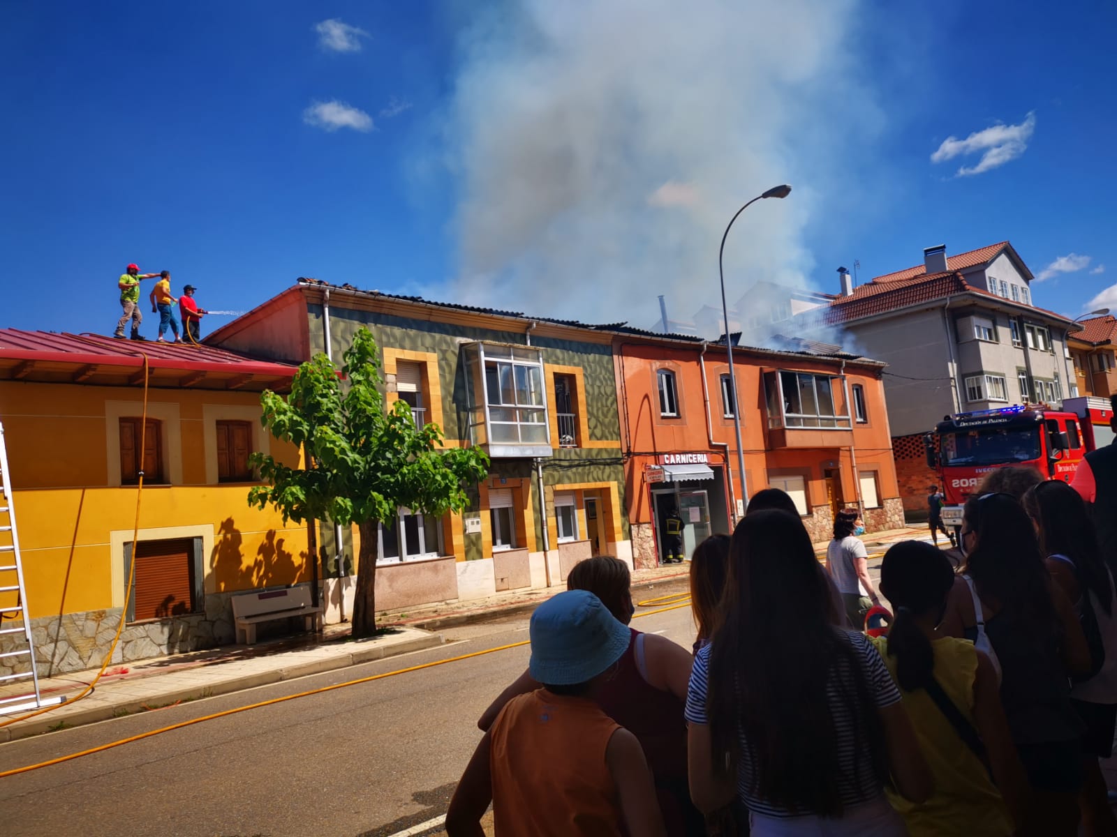 El fuego se originó en la parte superior de una de ellas y se ha extendido a dos casas más | Hasta la localidad se han desplazado Bomberos de León y Bomberos de Guardo