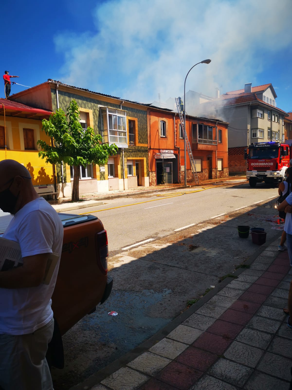 El fuego se originó en la parte superior de una de ellas y se ha extendido a dos casas más | Hasta la localidad se han desplazado Bomberos de León y Bomberos de Guardo