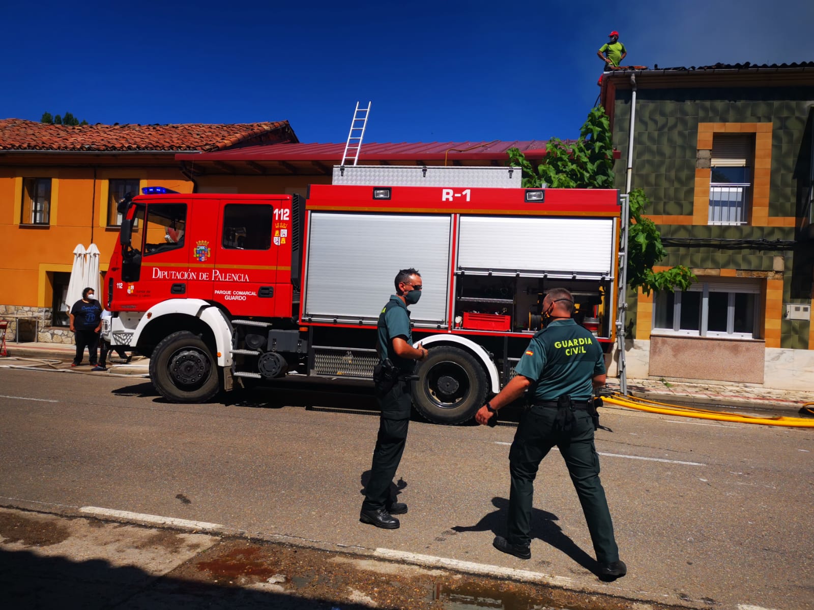 El fuego se originó en la parte superior de una de ellas y se ha extendido a dos casas más | Hasta la localidad se han desplazado Bomberos de León y Bomberos de Guardo