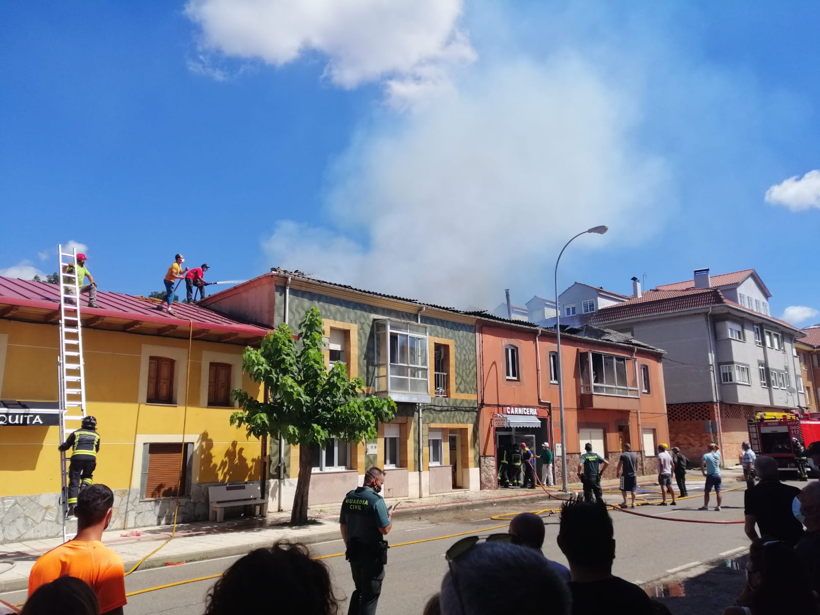 El fuego se originó en la parte superior de una de ellas y se ha extendido a dos casas más | Hasta la localidad se han desplazado Bomberos de León y Bomberos de Guardo