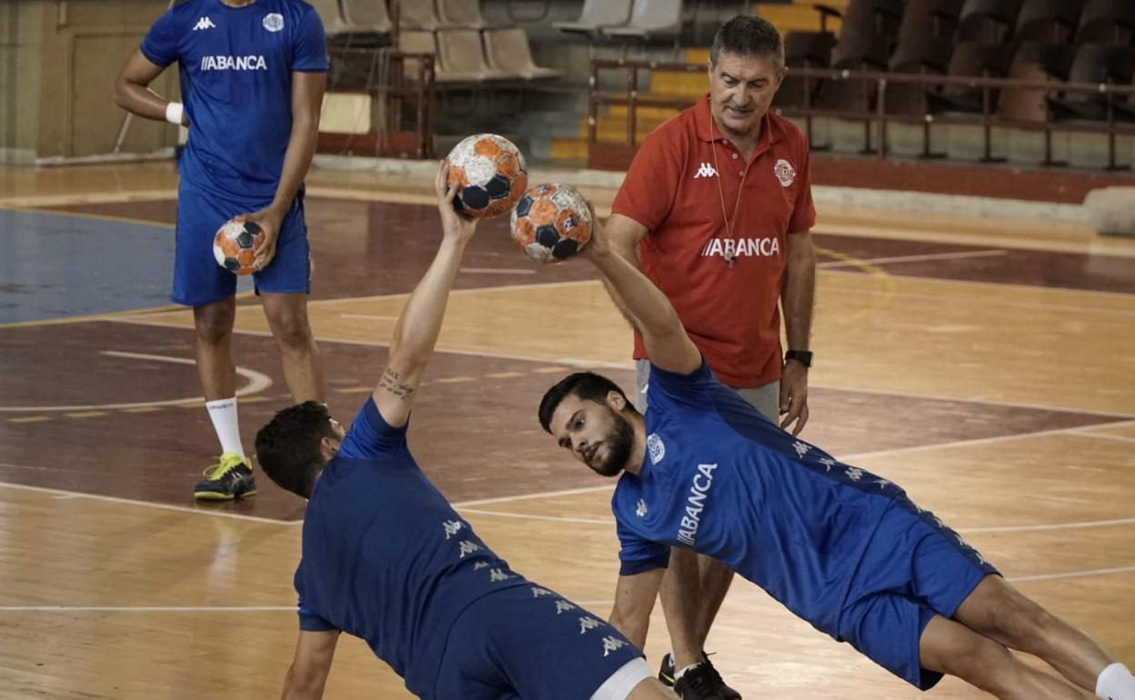 Manolo Cadenas, durante un entrenamiento de esta pretemporada con el Abanca Ademar.