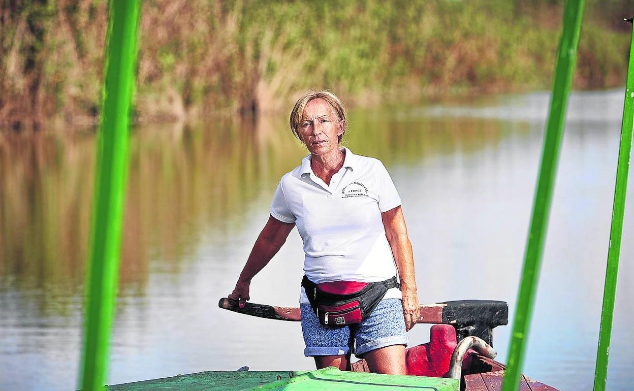 Rosa marco Puchades, rema por La Albufera de Valencia,.