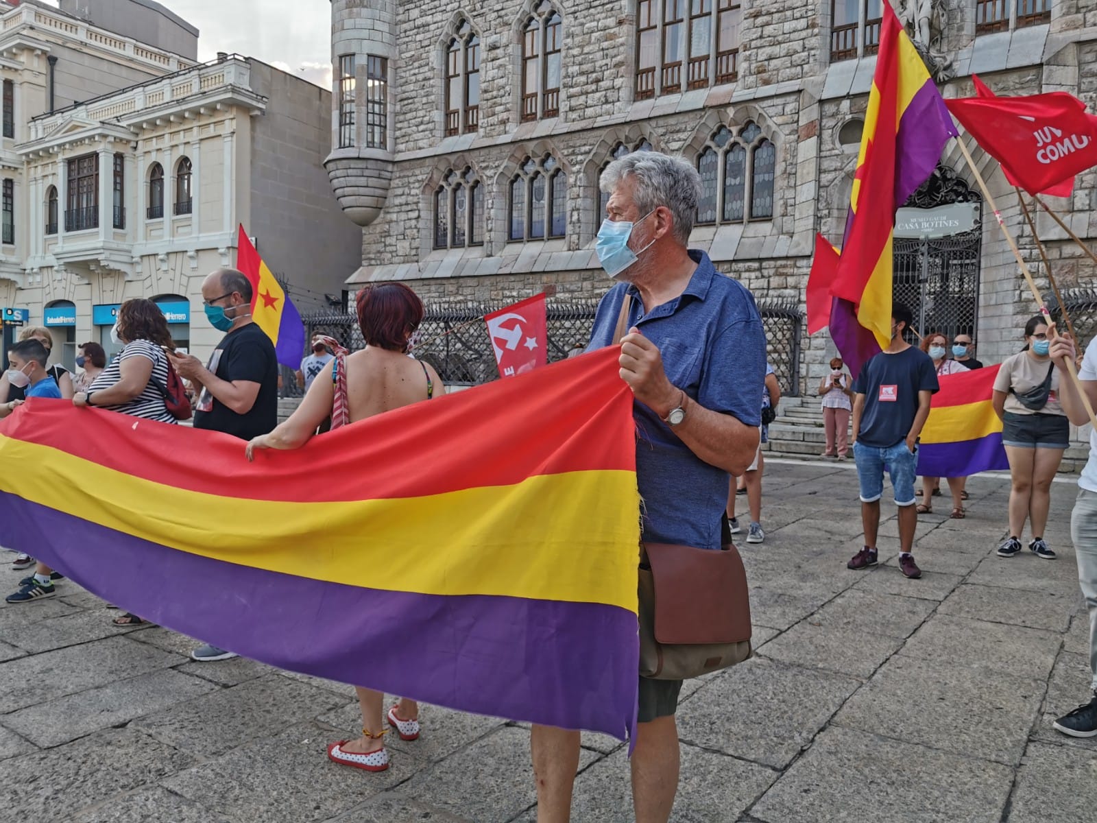 Una concentración espontánea convocada a través de las redes sociales ha reunido frente al edifico de Gaudí a varias decenas de personas que critican también al Gobierno por «una operación de Estado».